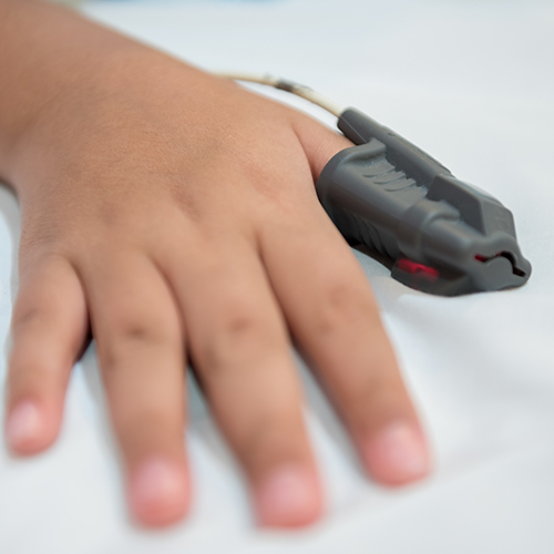 Hand with device on finger for sleep test